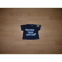 Kép a(z) 56-os szuper focis pamut póló "A jövő csapatkapitánya" termékhez