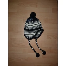 Kép a(z) Fekete-fehér csíkos, puha, kötött füles sapka ~16 éves kortól termékhez