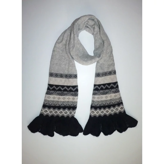 Kép a(z) Csinos, szürke fekete sál, végén fodrokkal termékhez Kép a(z) Csinos, szürke fekete sál, végén fodrokkal termékhez